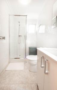 内尔哈EDIFICIO CHAPARIL的带淋浴和卫生间的白色浴室