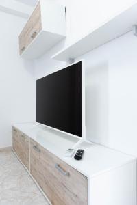 内尔哈EDIFICIO CHAPARIL的一间客厅,在白色的墙上配有电视