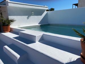 加苏莱斯堡Alojamiento con Encanto Armenia的白色房子边的游泳池