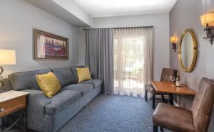 纳帕文诺贝尔洛度假酒店的客厅配有沙发和桌子