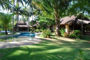 阁遥岛Koyao Bay Pavilions - SHA Extra Plus的一个带游泳池和棕榈树的度假村