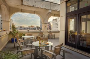旧金山多纳特罗酒店的阳台的天井配有桌椅