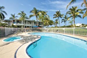 科纳霍鲁亚度假酒店的棕榈树度假村的游泳池