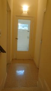 布宜诺斯艾利斯534 Petit San Telmo - Studio & Suites的走廊上设有一扇带窗户的白色门
