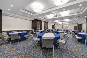 休斯顿Holiday Inn Express & Suites Memorial – CityCentre, an IHG Hotel的一间会议室,配有蓝色的桌椅