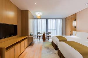 Jiangning南京上秦淮套房假日酒店的酒店客房设有两张床和一台平面电视。