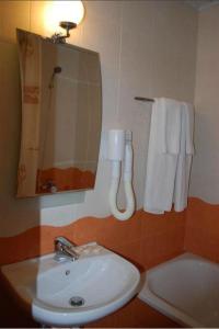 内塞伯尔意大利酒店 的浴室配有盥洗盆、镜子和浴缸