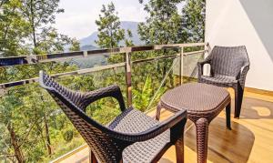 蒙纳Treebo Trend Wanderlust Residency With Mountain View的美景阳台配有两把椅子和一张桌子