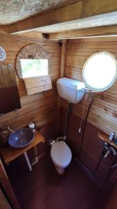 普雷韦扎Dream catcher treehouse的一间带卫生间和水槽的小浴室
