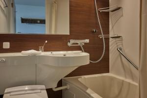 石垣岛HOTEL tuka miika的一间带水槽、卫生间和淋浴的浴室