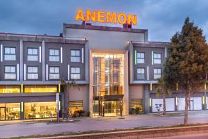艾登Anemon Kent Aydın Otel的一座建筑上面有亚马逊标志