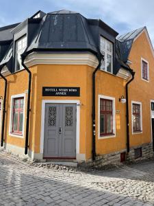 维斯比Börsen Annex的街上有门的黄色建筑