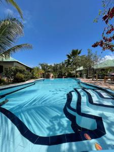 南威高地简易别墅的蓝色海水大型游泳池