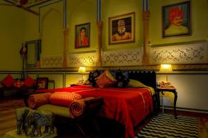 The Umaid Vilas Royal Heritage Haveli客房内的一张或多张床位