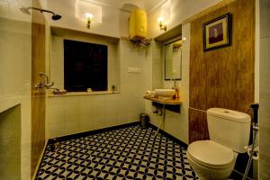 The Umaid Vilas Royal Heritage Haveli的一间浴室