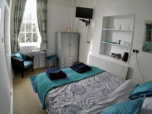 阿德敏斯特Whitchurch Farm Guesthouse的卧室配有床、椅子和窗户。