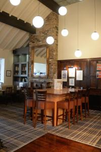 奥尔德姆Boat & Horses Inn的用餐室配有大型木桌和椅子