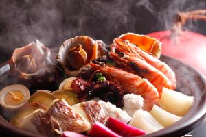 南淡路市淡滨离宫日式旅馆的桌上一碗食物,包括肉类和蔬菜