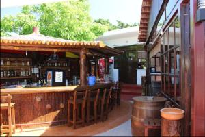塞奥洛戈斯Asterias Bay-Theologos的餐厅内的酒吧,设有木柜台