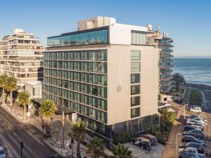 维纳德马Pullman Vina del Mar San Martin的一座大建筑,上面有海边的标志