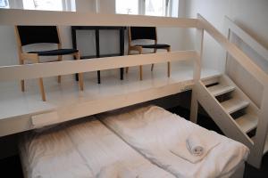 里伯登亚姆勒阿莱斯特酒店的客房内的双层床和两把椅子