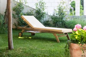 杜布罗夫尼克古拉公寓的坐在院子的草地上的木凳