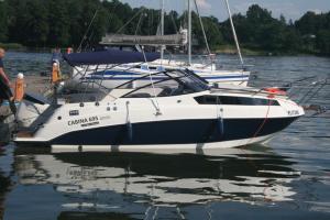 索利纳Jacht elektryczny bez patentu的一艘白蓝色的船坐在水里