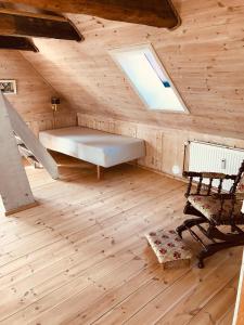 伦讷Toldboden Anno 1684的小木屋内的一个床位