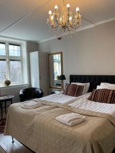 维斯比Börsen Annex的一间卧室配有一张带吊灯的大床