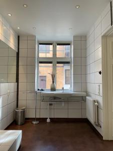 维斯比Börsen Annex的白色的浴室设有窗户和水槽
