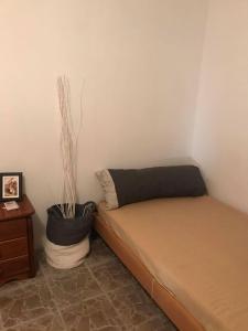 苏尼翁Kokos Traditional Family House的一间卧室配有一张床和盆栽植物