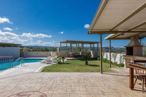 RoumelíDina & Pelagia Villas, Serene Country Escapes, By ThinkVilla的一个带游泳池和凉亭的庭院