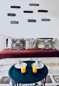 里昂Chez Marie的沙发上带两个杯子和橙汁的咖啡桌