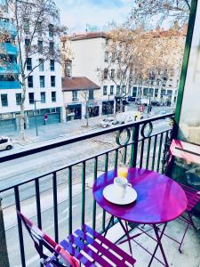 里昂Chez Marie的阳台的紫色桌子和咖啡