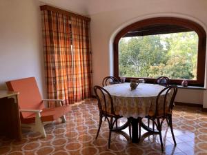 阿纳卡普里Villa Catenacci Anacapri的一间带桌椅和窗户的用餐室
