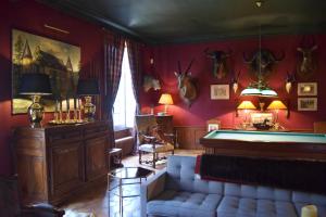 伊芙尔莱韦克Chateau de Vaux的带沙发和台球桌的客厅
