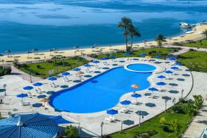 伊斯梅利亚托力普埃尔弗桑酒店的享有带遮阳伞的游泳池和海滩的上方景色