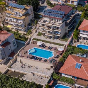 索佐波尔Solinaria Boutique Hotel的享有带游泳池的度假村的空中景致
