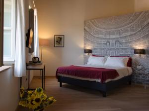 帕西亚诺Antico Sipario Boutique Hotel的一间卧室配有一张砖墙床
