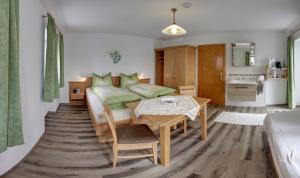 因泽尔Neuhaushof - Chiemgau Karte的卧室配有一张床和一张桌子