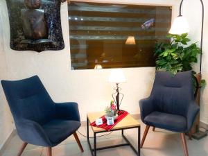 拉巴斯萨迦纳迦酒店的两个蓝色的椅子和一张桌子