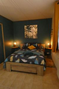 NoyersGîte L'EAU VIVE的一间卧室配有一张蓝色墙壁的床