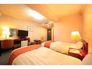 富士宫市Fujinomiya Green Hotel - Vacation STAY 19036v的酒店客房配有两张床和一张书桌