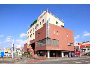 富士宫市Fujinomiya Green Hotel - Vacation STAY 19040v的街道拐角处的红砖建筑