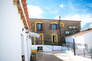 La CodoseraLa Casa Grande de Adolfo的一座大型砖砌建筑,设有黄色门窗