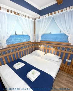 敖德萨Lucky Ship Art Hotel的一间卧室设有一张床,享有海景