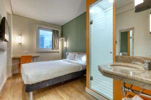 贝洛奥里藏特ibis budget BH Savassi的一间酒店客房 - 带一张床和一间浴室