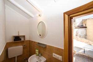 努奥罗Casa Marta IUN Q1985的一间带水槽、卫生间和镜子的浴室
