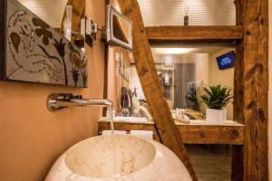 大乌姆斯塔特农家小憩酒店的一间带水槽和镜子的浴室
