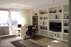 桑坦德Precioso apartamento con magníficas vistas - Apartamento Aifos的客厅配有沙发和带电视的桌子